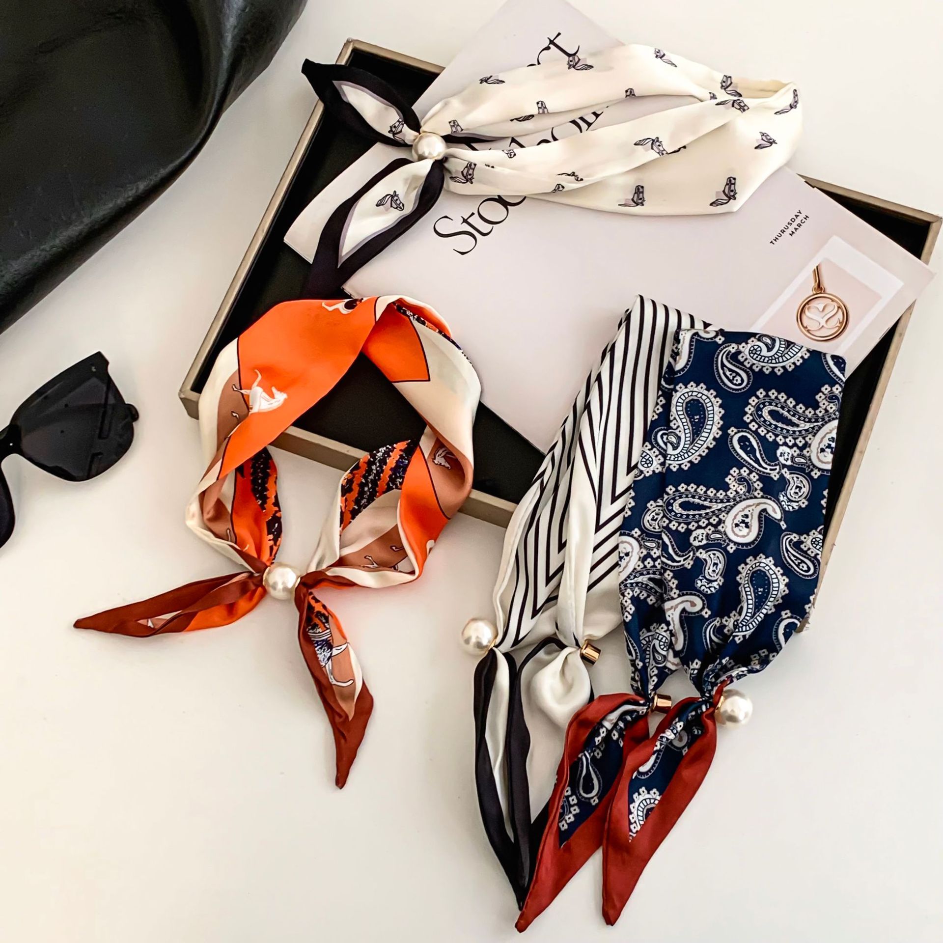 Foulard en soie motif fleur de - Ethnic Fashion Design avis et prix